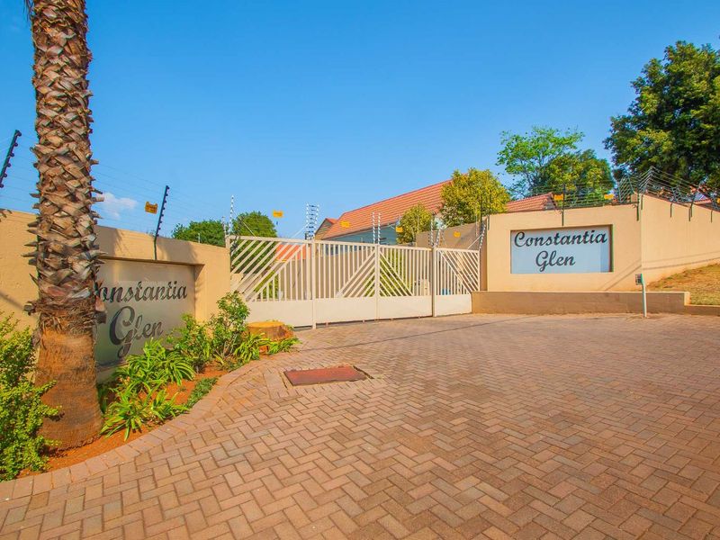 House For Sale in Constantia Kloof - Photo 2