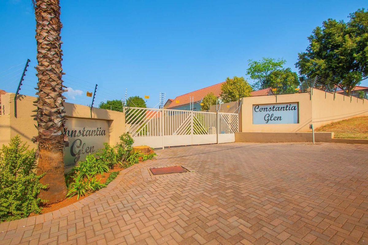 House For Sale in Constantia Kloof - Photo 2