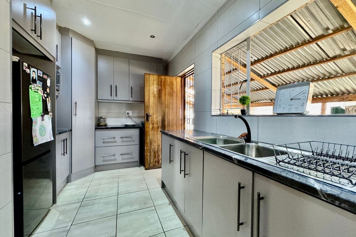 House For Sale in Evander - Photo 5