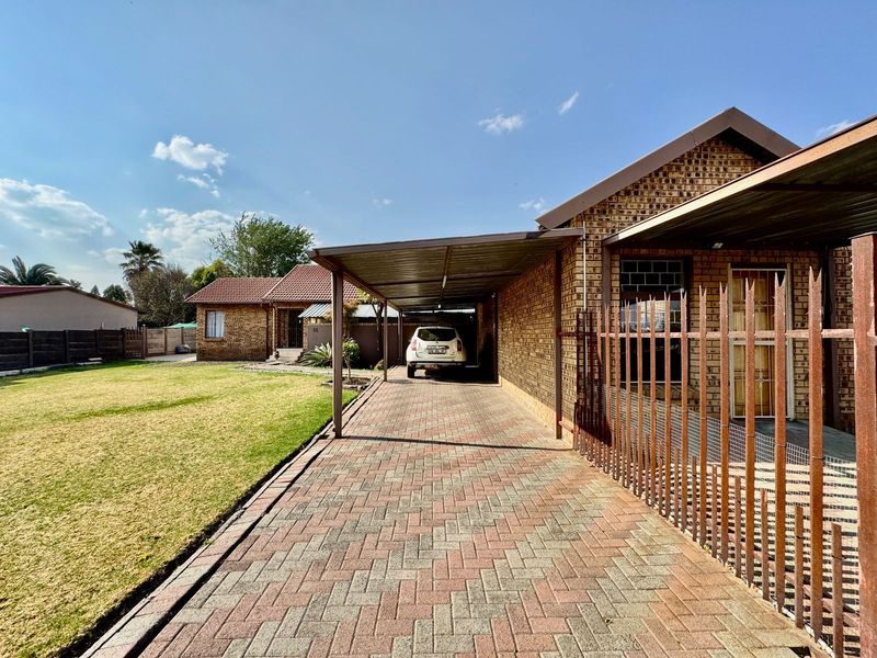 House For Sale in Evander - Photo 2