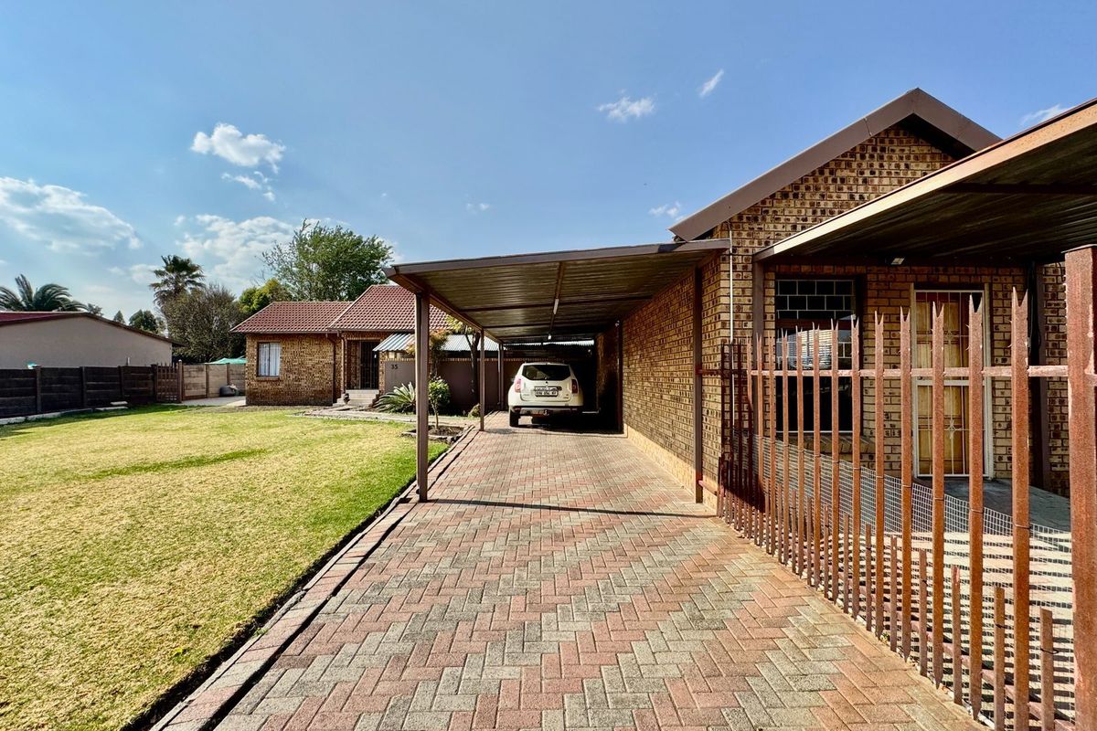 House For Sale in Evander - Photo 2