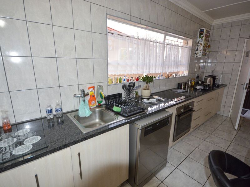 House For Sale in Mondeor - Photo 4