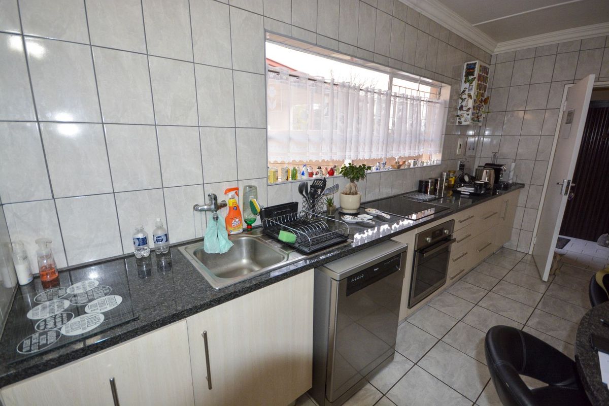 House For Sale in Mondeor - Photo 4