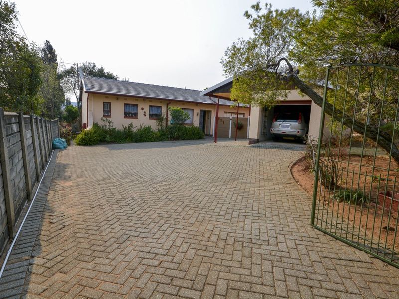 House For Sale in Mondeor - Photo 2