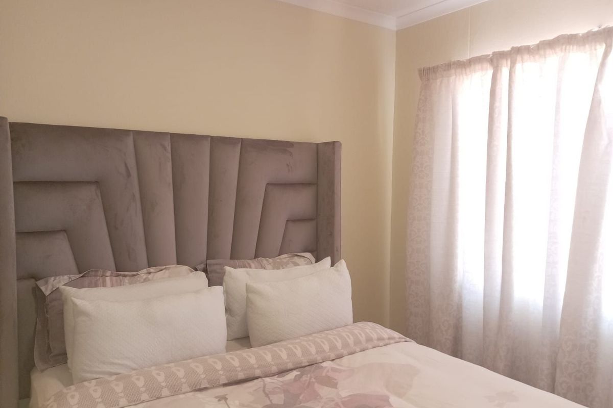 Townhouse For Sale in Annlin - Photo 4