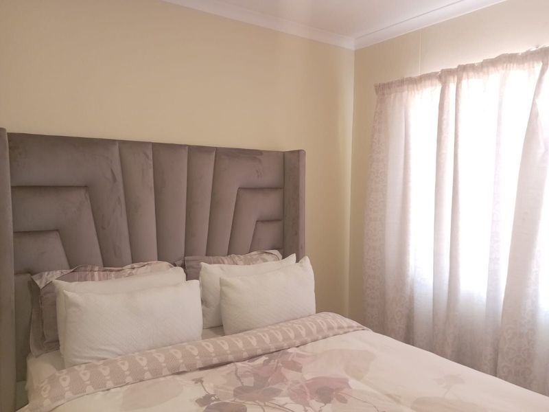 Townhouse For Sale in Annlin - Photo 4