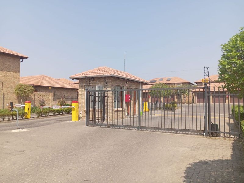 Townhouse For Sale in Annlin - Photo 2