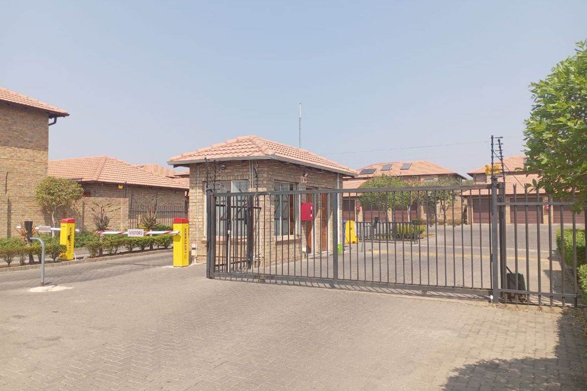 Townhouse For Sale in Annlin - Photo 2