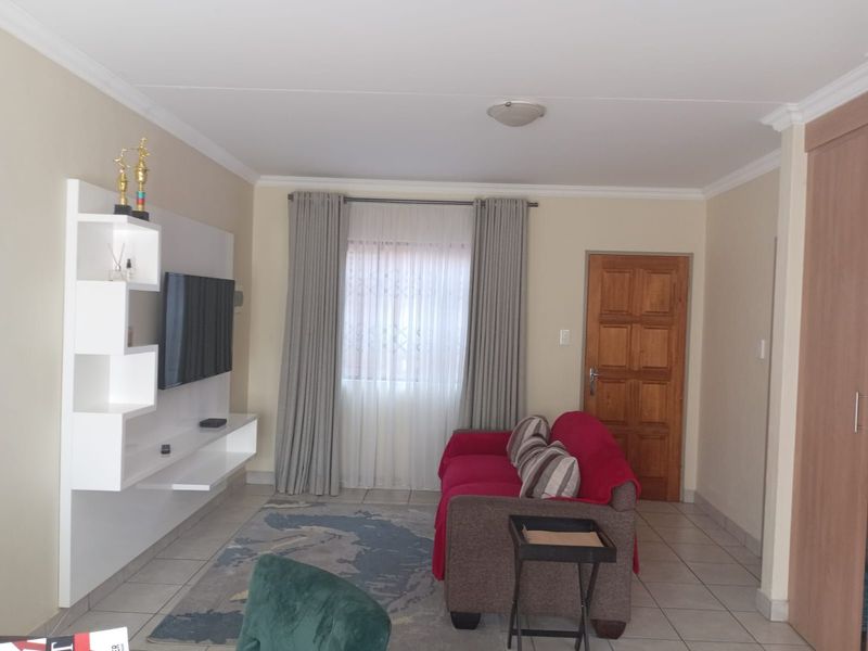 Townhouse For Sale in Annlin - Photo 8