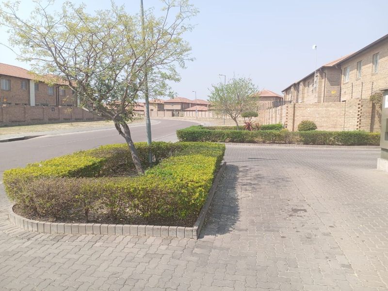 Townhouse For Sale in Annlin - Photo 3