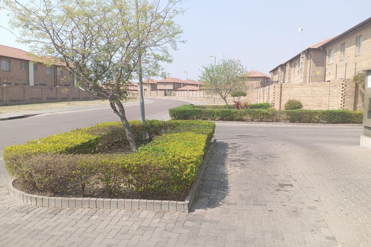 Townhouse For Sale in Annlin - Photo 3