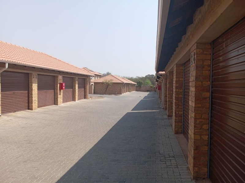 Townhouse For Sale in Annlin - Photo 9