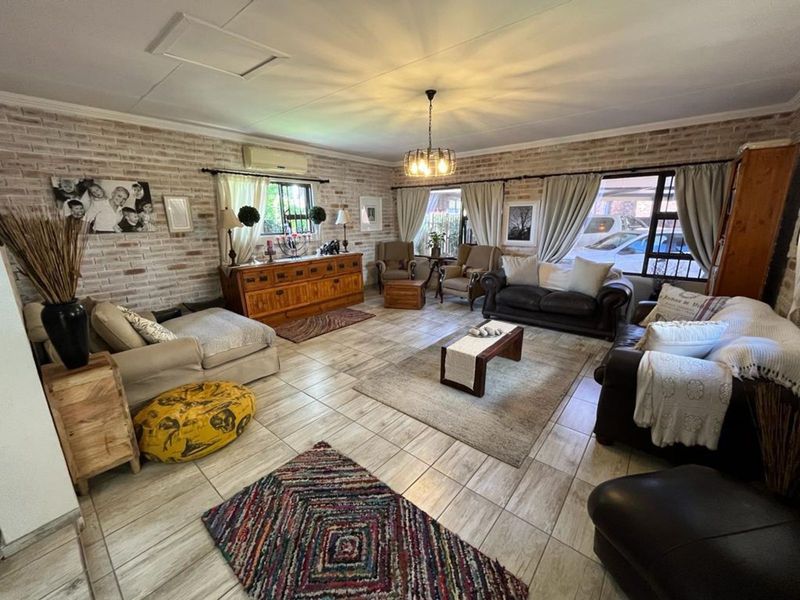 House For Sale in Memorial Road Area - Photo 2