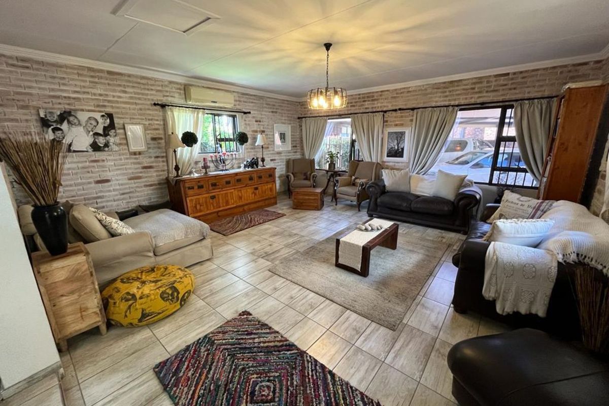 House For Sale in Memorial Road Area - Photo 2