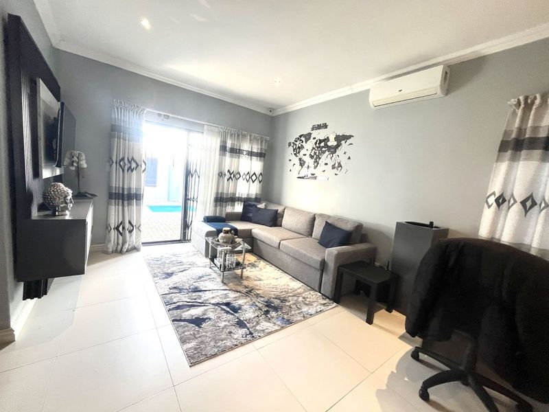 House For Sale in Parklands - Photo 2