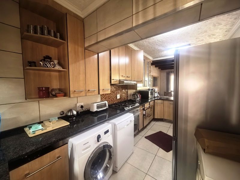 Townhouse For Sale in Hennopspark - Photo 9