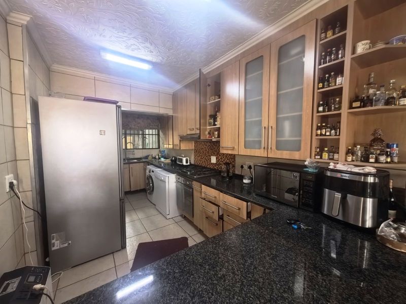 Townhouse For Sale in Hennopspark - Photo 8