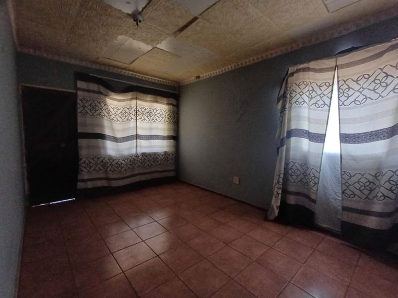 House For Sale in Randlespark - Photo 2