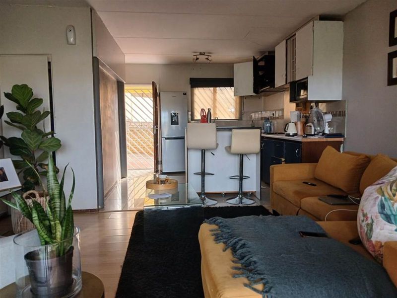 Townhouse For Sale in Mondeor - Photo 5