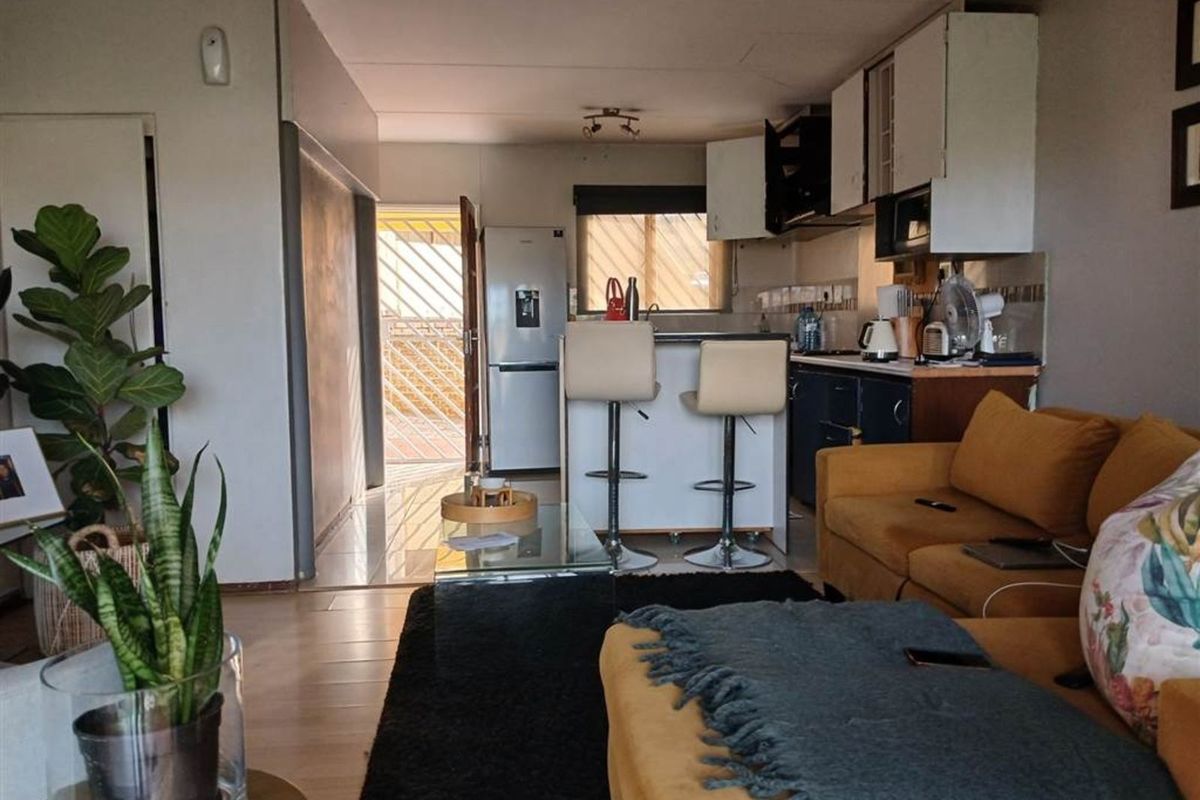 Townhouse For Sale in Mondeor - Photo 5