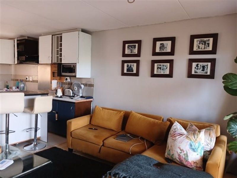 Townhouse For Sale in Mondeor - Photo 7