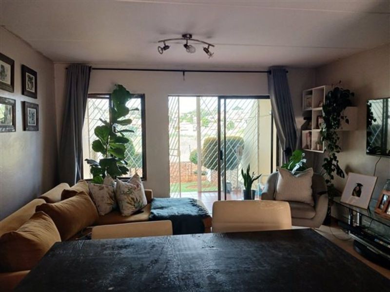 Townhouse For Sale in Mondeor - Photo 6