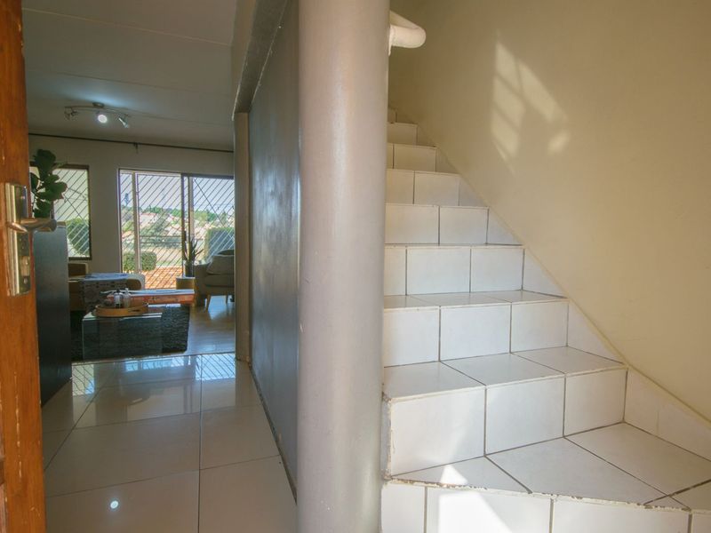 Townhouse For Sale in Mondeor - Photo 2