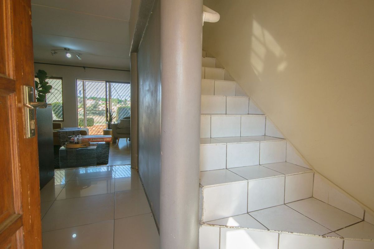 Townhouse For Sale in Mondeor - Photo 2