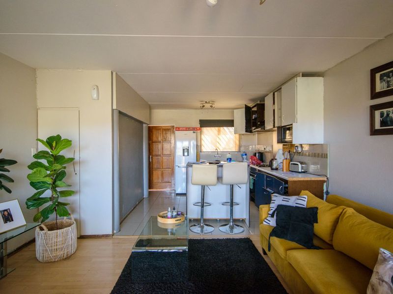 Townhouse For Sale in Mondeor - Photo 3