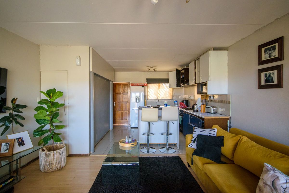 Townhouse For Sale in Mondeor - Photo 3