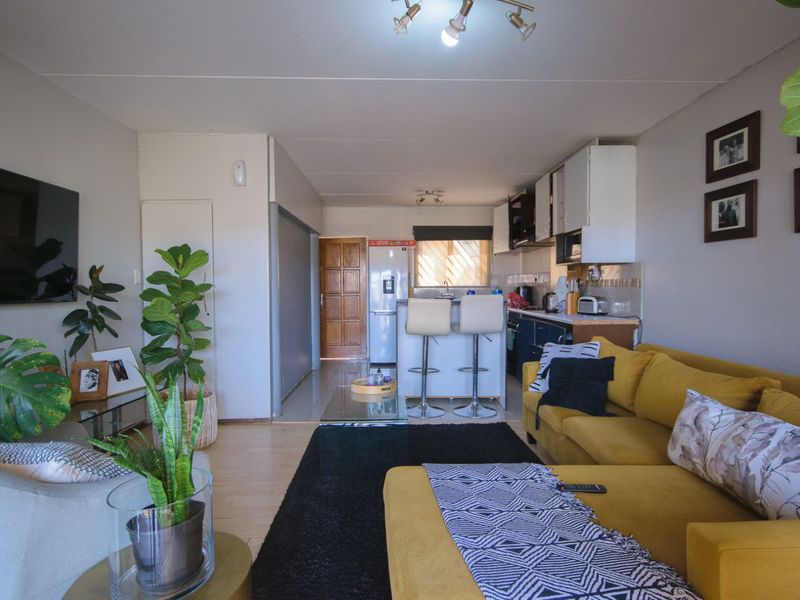 Townhouse For Sale in Mondeor - Photo 4