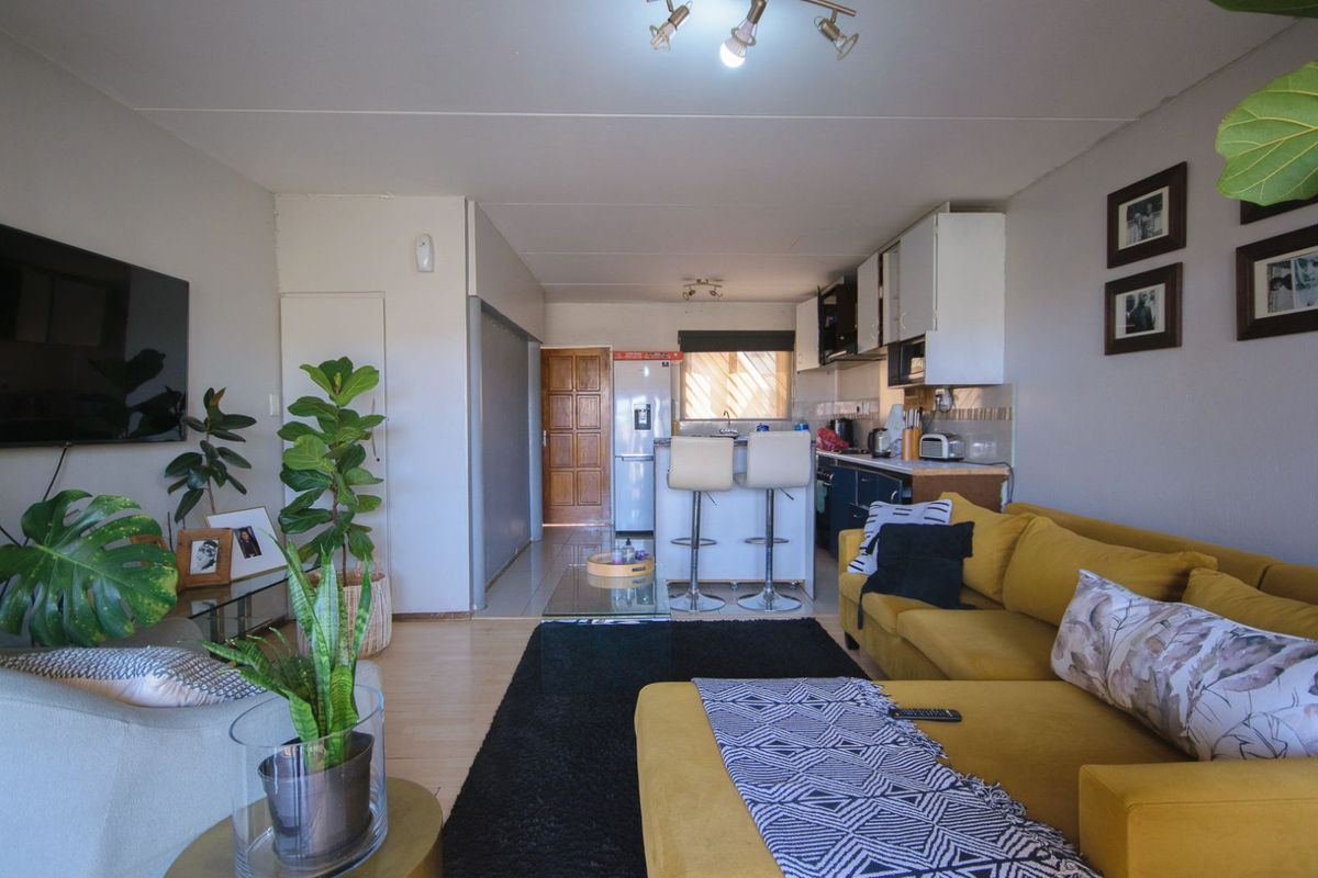 Townhouse For Sale in Mondeor - Photo 4