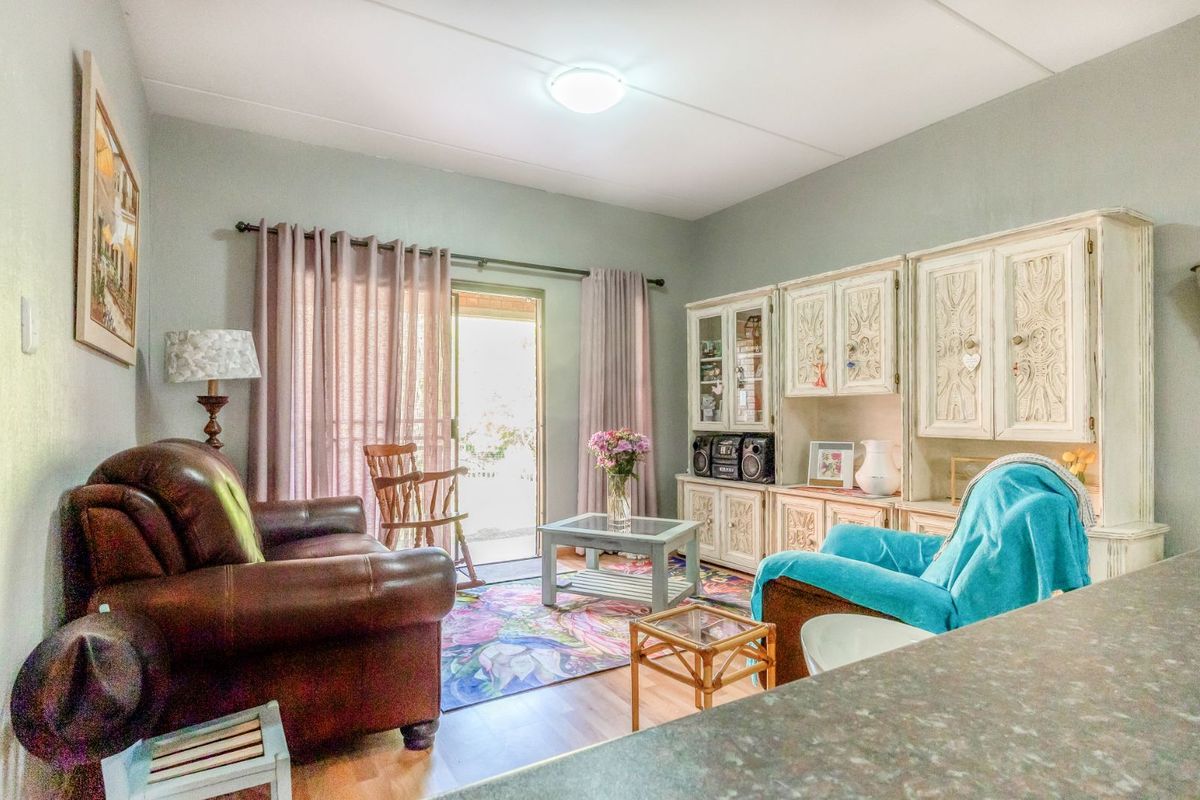 Apartment For Sale in Weltevreden Park - Photo 4