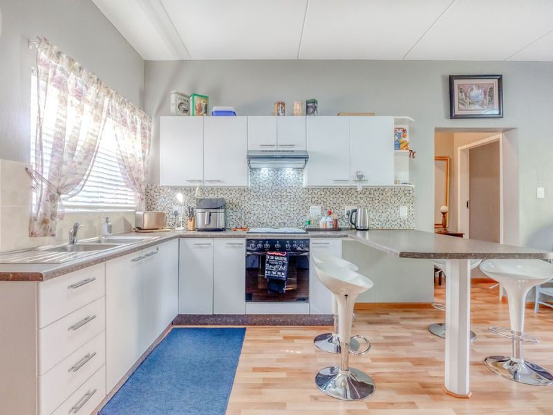 Apartment For Sale in Weltevreden Park - Photo 5