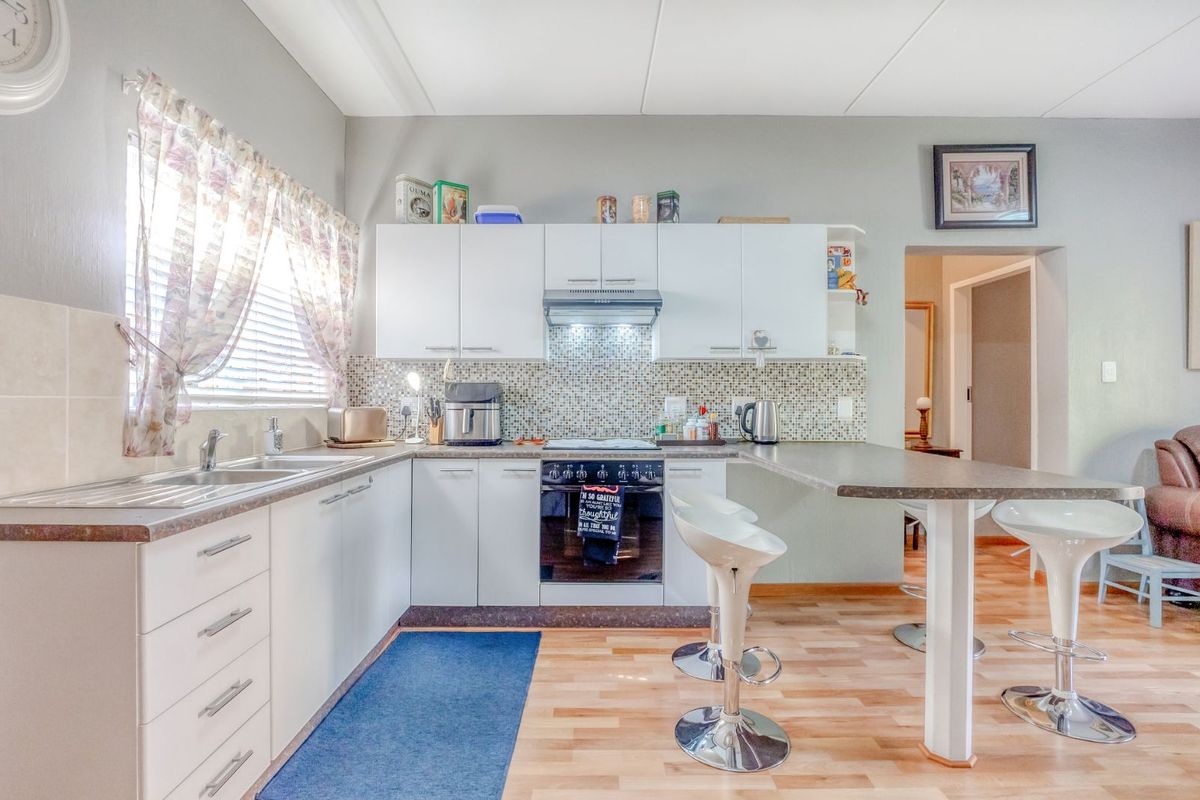 Apartment For Sale in Weltevreden Park - Photo 5