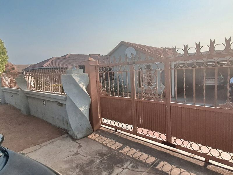 House For Sale in Mabopane Central - Photo 2