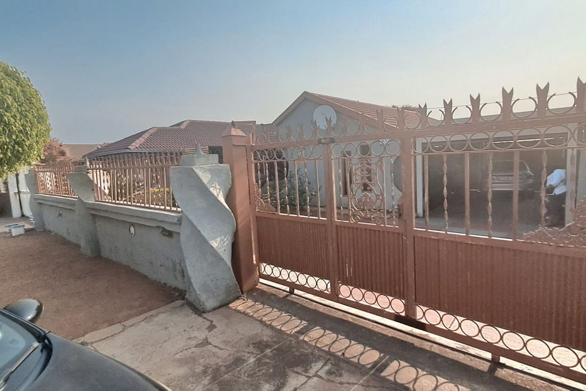 House For Sale in Mabopane Central - Photo 2