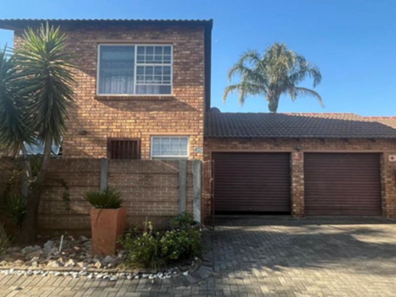 Townhouse For Sale in Wilgeheuwel - Photo 3