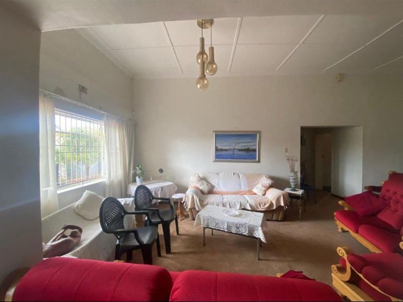 House For Sale in Beaconsfield - Photo 2