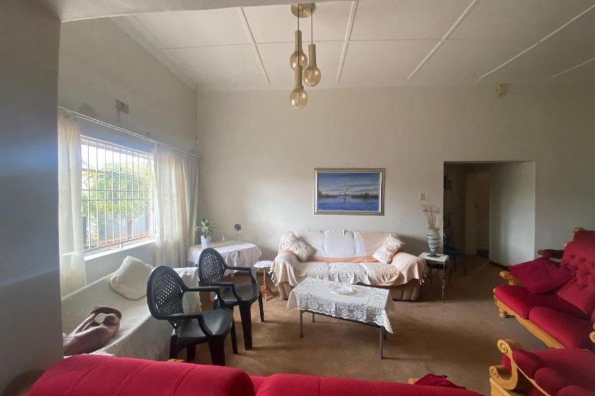 House For Sale in Beaconsfield - Photo 2