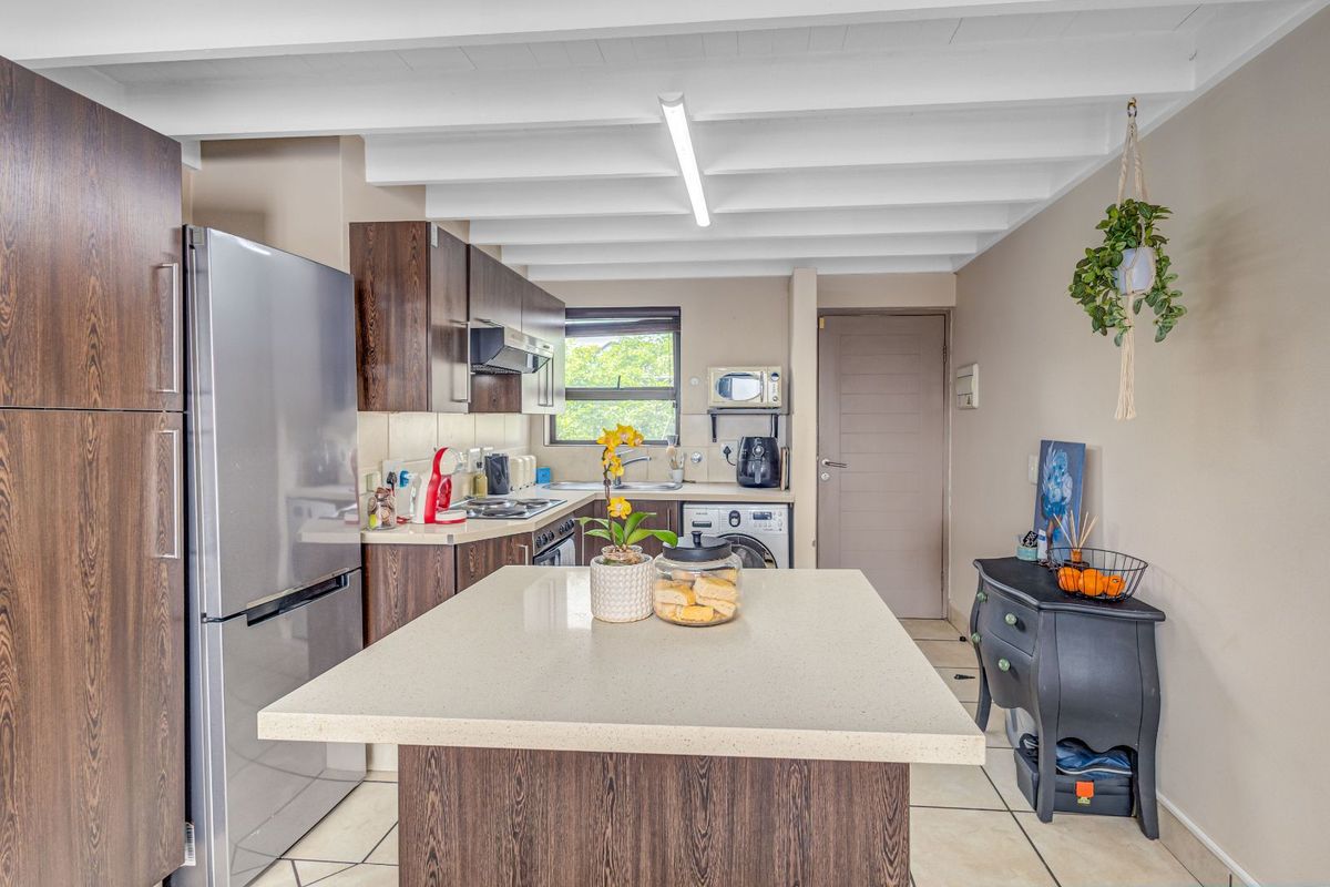 Apartment For Sale in Douglasdale - Photo 3