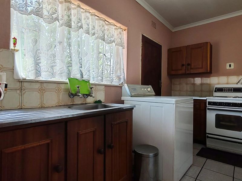 House For Sale in Crystal Park - Photo 5