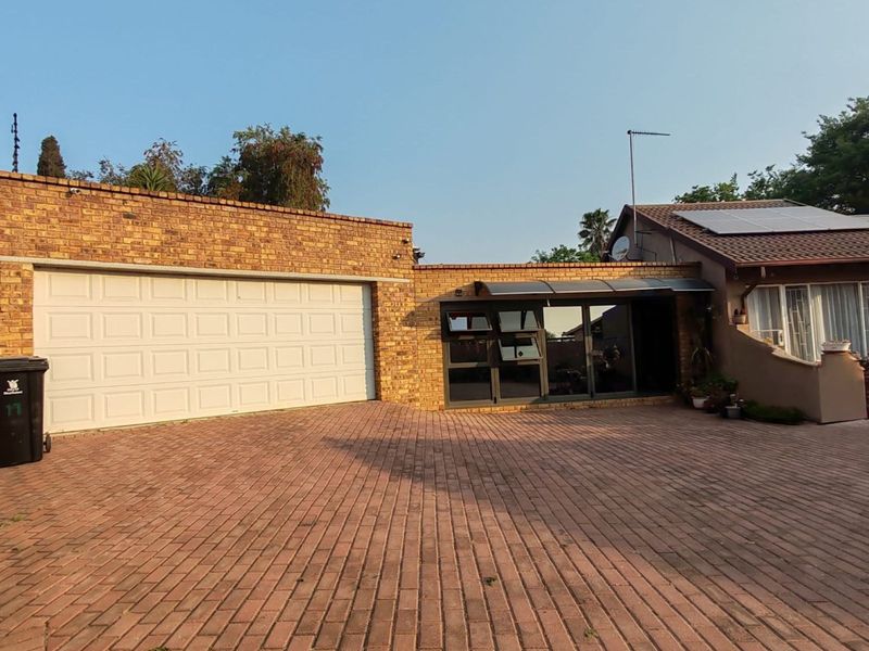 House For Sale in Crystal Park - Photo 9