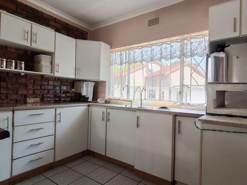 House For Sale in Crystal Park - Photo 3