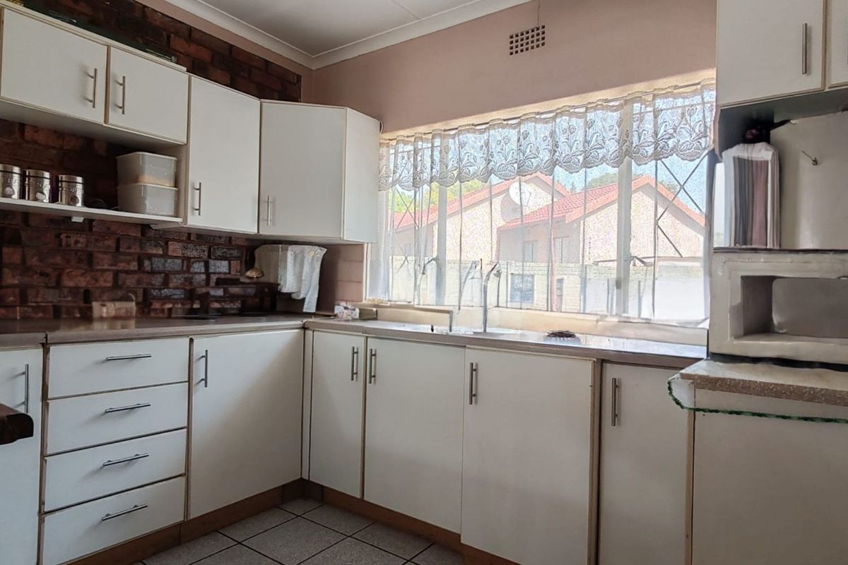 House For Sale in Crystal Park - Photo 3