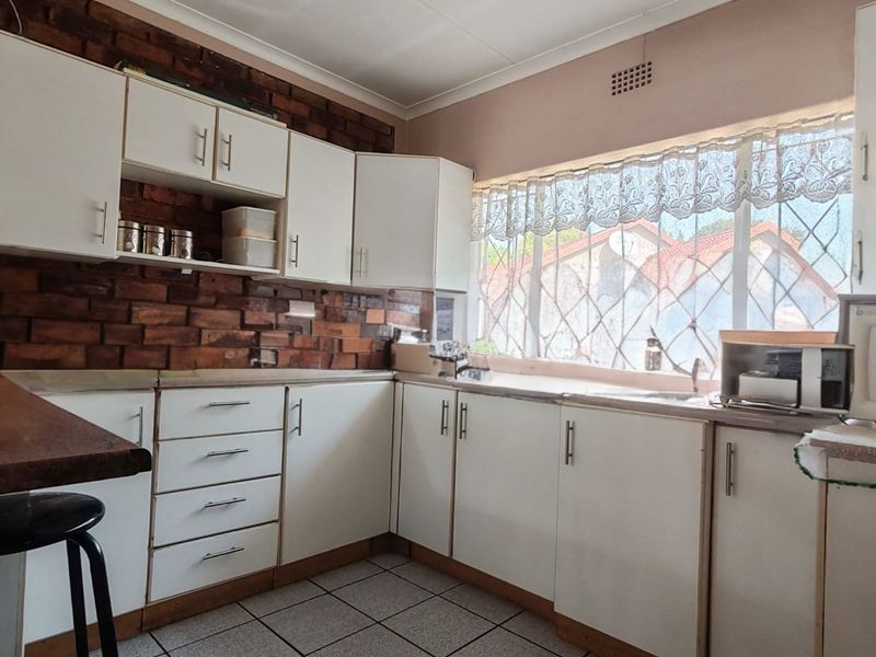 House For Sale in Crystal Park - Photo 4