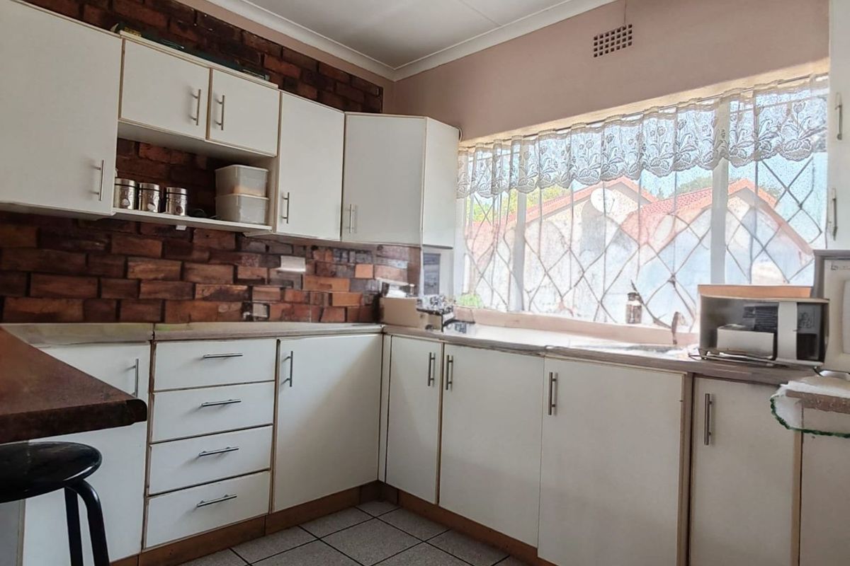 House For Sale in Crystal Park - Photo 4