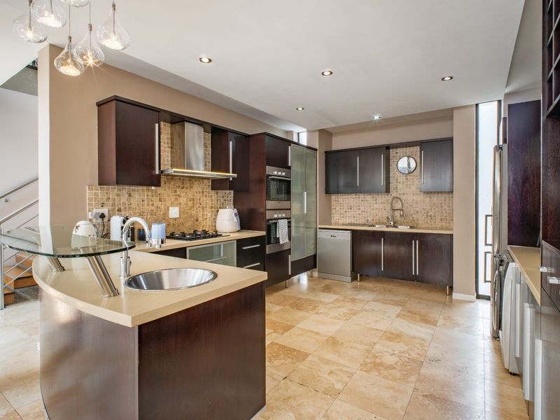 Townhouse For Sale in Bryanston - Photo 8