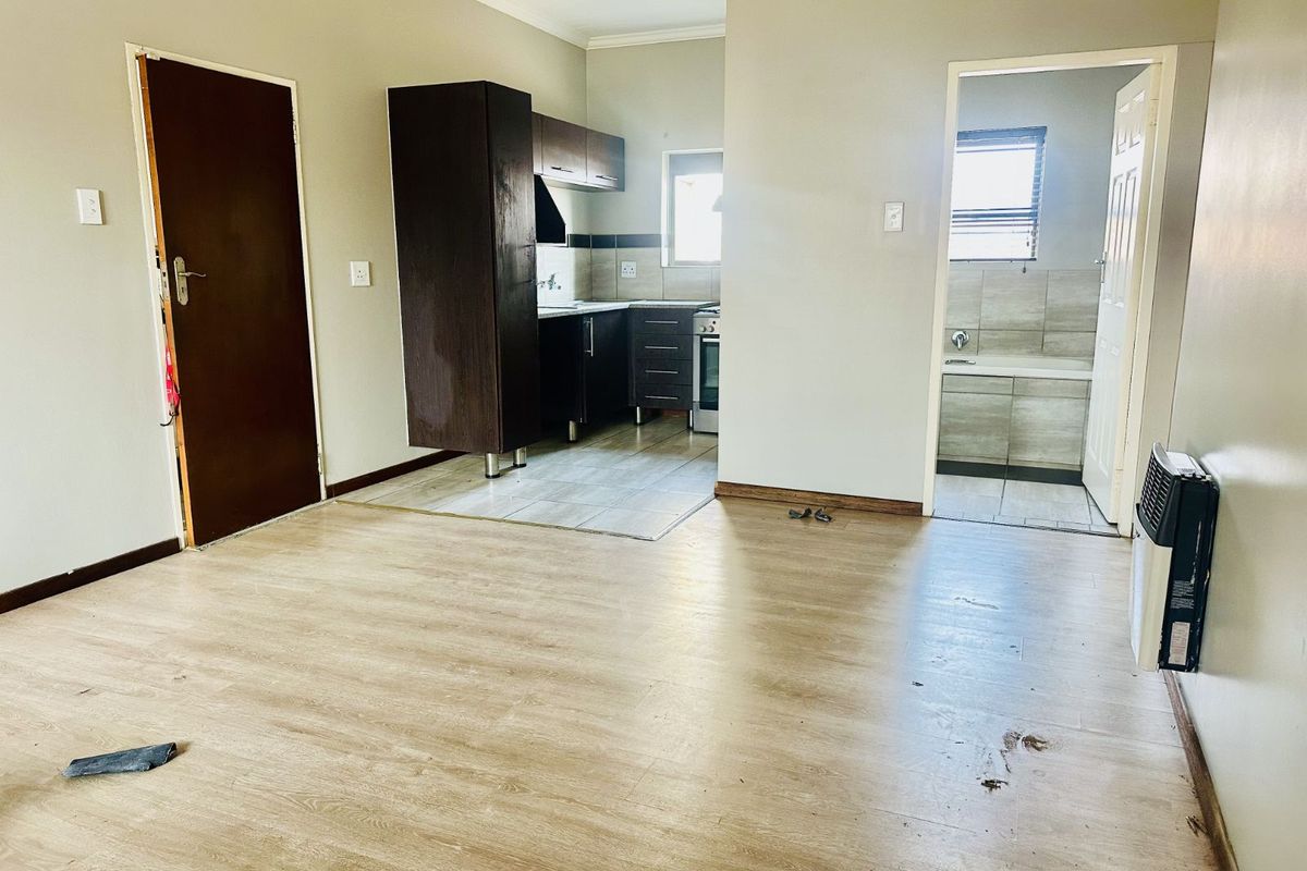 Townhouse For Sale in Terra Nova - Photo 3