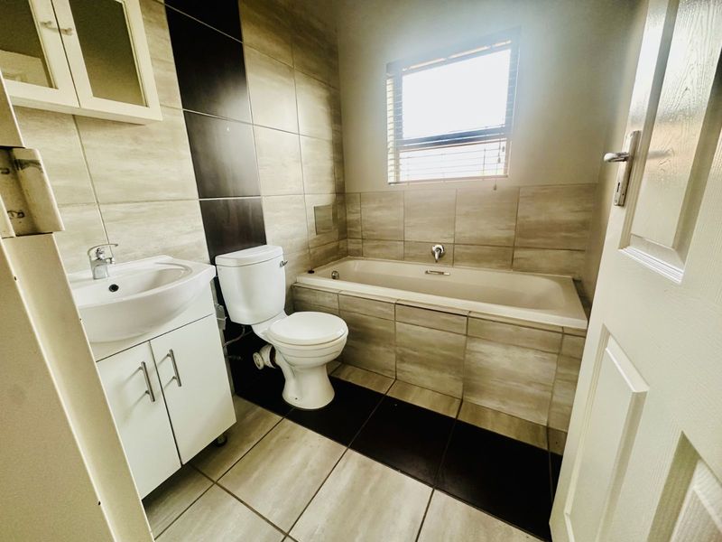 Townhouse For Sale in Terra Nova - Photo 4